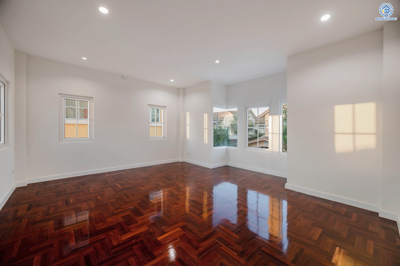 บ้านมือสองตกแต่งใหม่ โครงการ นราวดี  วงแหวน-พระราม5 เนื้อที่กว้าง 58.5 ตร.ว. พื้นที่ใช้สอย 157.3 ตร.ม. ฟังก์ชัน 4  ห้องนอน (ห้องนอนชั้นล่าง 1 ห้อง) 4 ห้องน้ำ 2 ที่จอดรถ บนทำเลติดถนนนครอินทร์ เดินทางง่าย เชื่อมต่อถนนกาญจนาภิเษก, ถนนนครอินทร์, ถนนราชพฤกษ์, ถนนพระราม5 ใกล้จุดขึ้นทางด่วน "ศรีรัช"